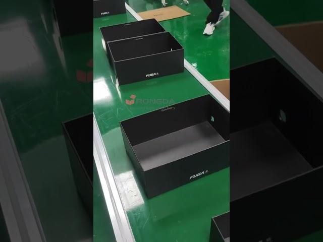 Shoe box finger hole riveting machine