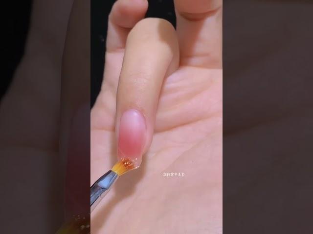 평범한 것부터 화려한 것까지: 몇 분 만에 손톱을 변화시키세요