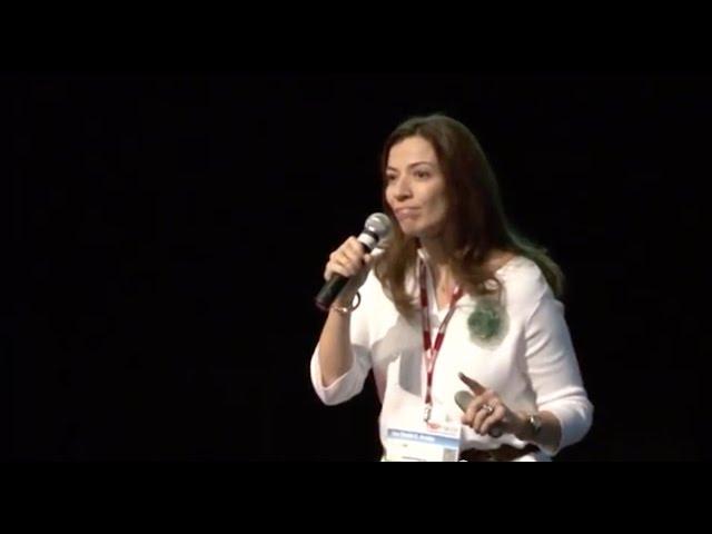 A morte é um dia que vale a pena viver | Ana Claudia Quintana Arantes | TEDxFMUSP