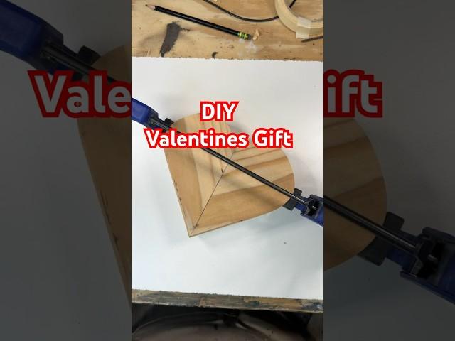 Easy Beginner woodworking Valentines Gift. #budgetdiy #valentinesday #diyhomedecor