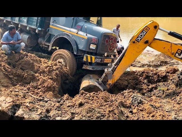 Legend Tata 1212 TC 4x4 heavy duty truck got stuck in mud rescued by jcb excavator | 100k special