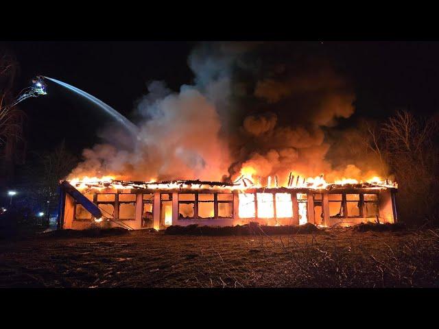 Flammeninferno vernichtet Kindergarten - über 160 Einsatzkräfte vor Ort