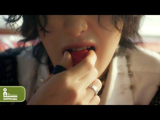 WEi '偽物(FAKE LOVE)' M/V