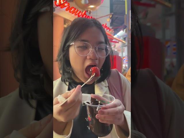 I tried the Chocolate Covered Strawberries in Osaka #japanstreetfood  #foodtrip #dessert #osaka