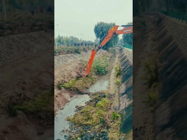 Excavator Mastery Precision Dredging in Narrow Canal