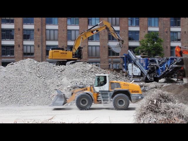 CAT 349E beschickt Kleemann Brechanlage zusammen mit Liebherr L566