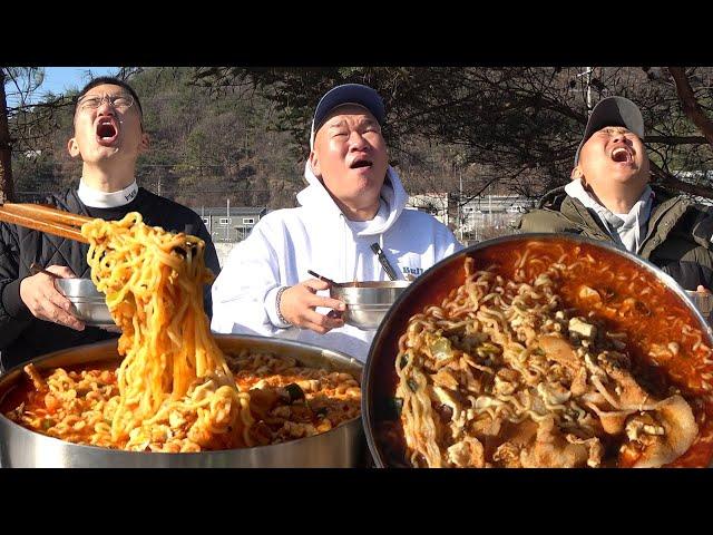 추운 겨울날 야외에서 먹는 얼큰한 열려라 참깨라면 1BOX