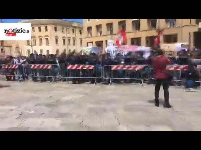 Lecce contro  Matteo Salvini "Fascisti carogne tornate nelle fogne" | Notizie.it