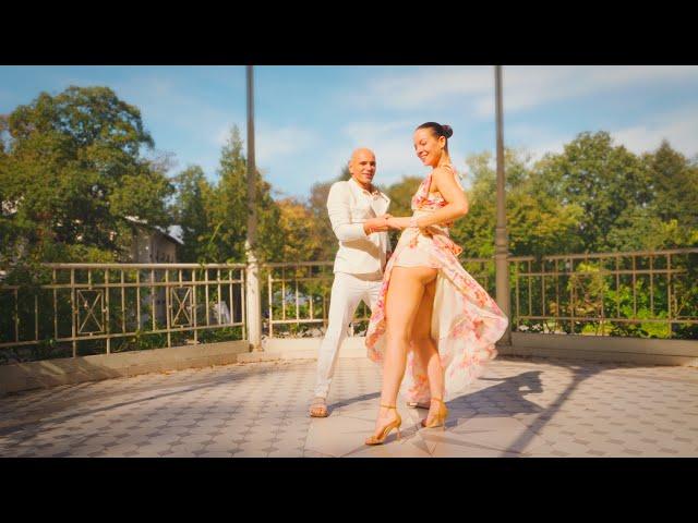 Amémonos-Bien - Laura Pérez.  Romantic Salsa  Dance performance Liana &CaptainSalsa ️