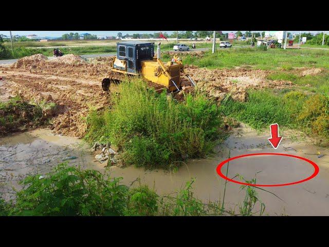 Perfectly Strong Dozer KOMATSU D60P Pushing Mud & processing fill land by dump truck 5ton