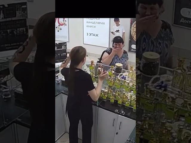 В Саратове женщина продегустировала духи в торговом центре