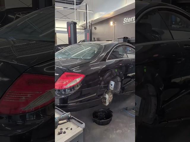 Broken rear  dampers on a CL600 #mechanic #repair #mercedes #cl600 #v12 #suspension #leak