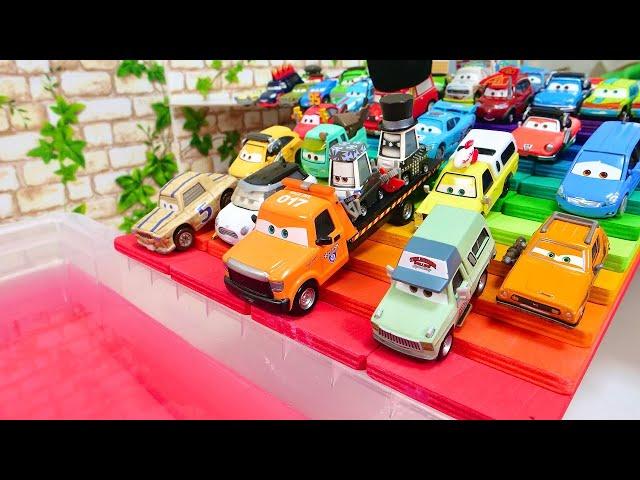 Cars minicar that falls into the water! They'll roll funny down the colorful slopes!