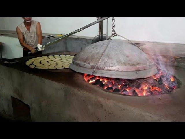 Junlian eldest brother sells earth moon cakes  which are baked at 260 degrees with a 180kg pot cove