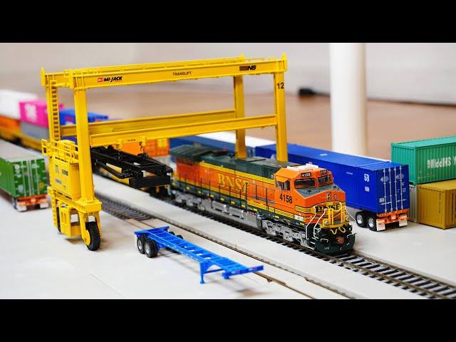 Walthers HO Scale Intermodal Crane Unboxing