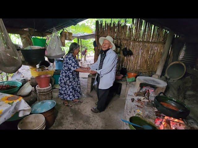 "No tenemos una gran casa  pero vivimos contentos"|Tía Esperanza