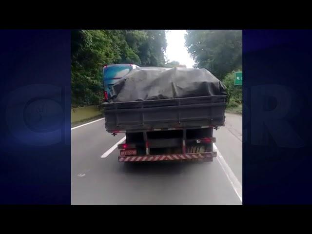 Flagrante de um acidente na rodovia Anchieta impressionam