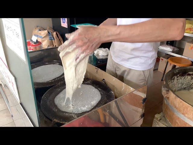 5,000 pieces are sold a day! Popular Fresh Handmade Popiah Skin - SINGAPORE HAWKER STREET FOOD