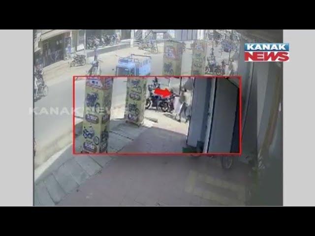 Miscreants Disguised As Police Snatch Chain From Elderly Couple In Jajpur, Caught In CCTV