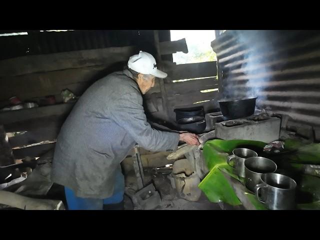 RECHAZO LA RIQUEZA y decidió Vivir SOLO EN EL MONTE EL viejo LOLO