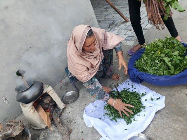 GRANNY PREPARED MAKKI KI ROTI SARSON KA SAAG