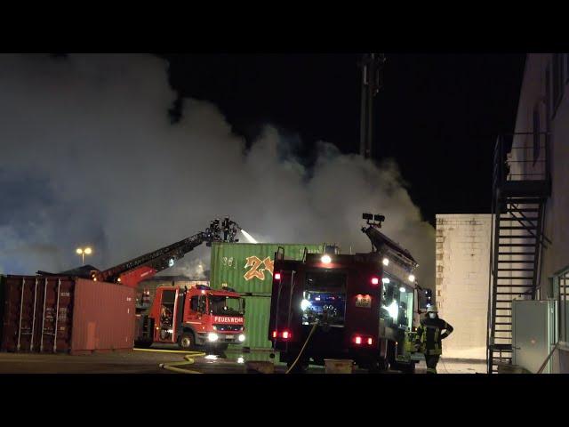 2 Lagerhallen in Vollbrand - Über 100 Einsatzkräfte im Einsatz in Kerpen-Sindorf am 11.02.21