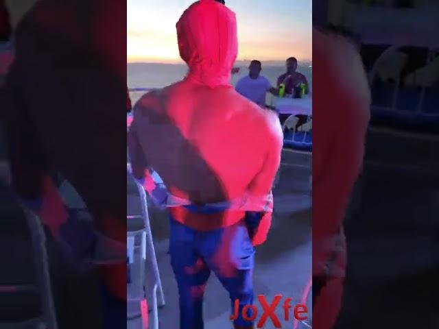 Spiderman en Blue Chairs