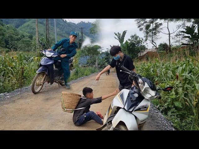 The orphan boy was bullied by a young man passing by. Luckily, the kind policeman arrived in time.