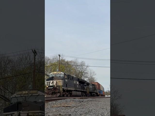 NS 3665 ET44AC leading NS 269 through Piscataway with a friendly crew