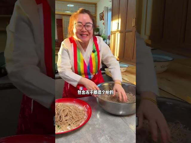 马上过年了，今天把猪皮冻给熬出来！ 家乡特色 我的乡村生活 家的味道 年味 农村美食