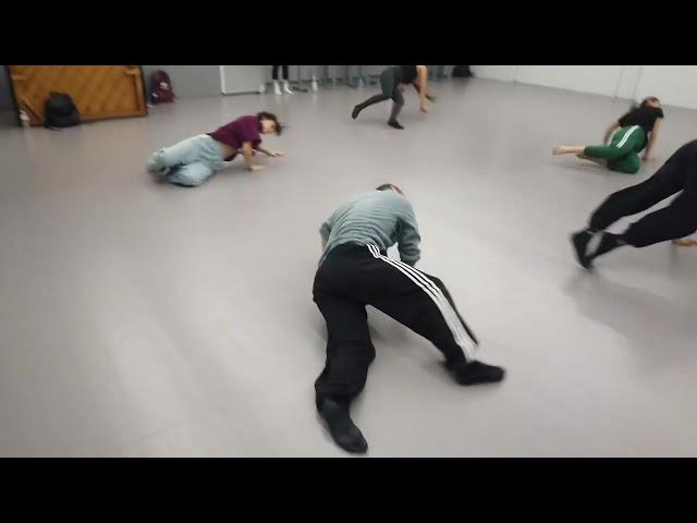 Floorwork contemporary dance (release technique)