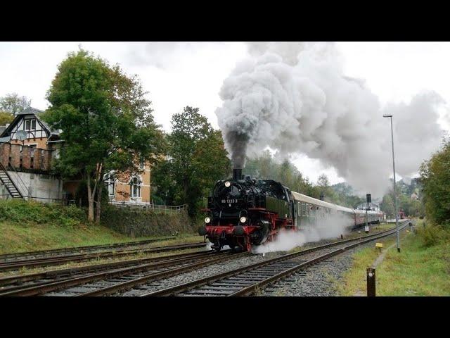 Volldampf Abfahrt der 86 1333-3 mit Schublok 118 757-4 am 28.9.2024 Bahnhof Annaberg-Buchholz Süd