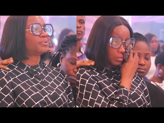 So Heartbreaking! Popular Gospel Singer Big Bolaji’s Wife Collapses in Tears at His Burial