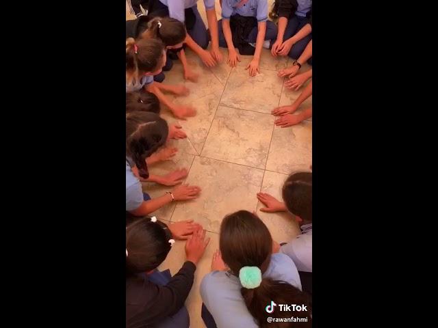 ميوزيكالي رقصة الأصابع روان و ريان مع صحباتهم بالمدرسة