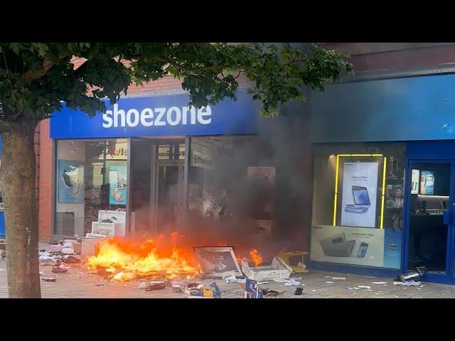 Shocking video shows yobs setting fires, looting and rioting in Hull | SWNS