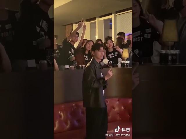 [Fancam]_Phong ca rất dễ thương không quên chụp hình cùng fan | NGOC HAN MIAO