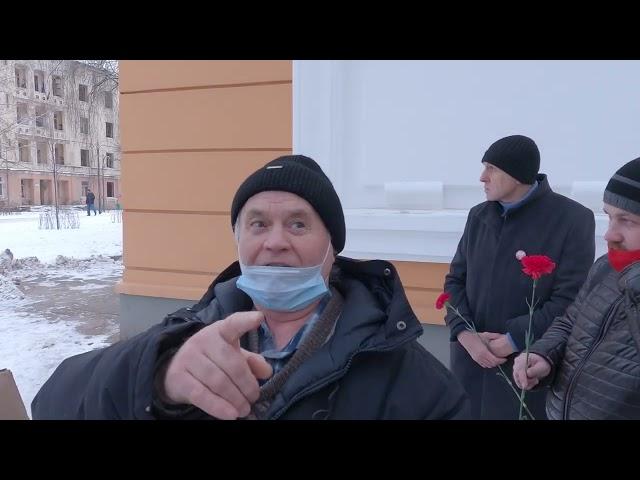 КПРФ, движение ”За новый социализм”, левый фронт возложили цветы к дому где был барельеф Сталина