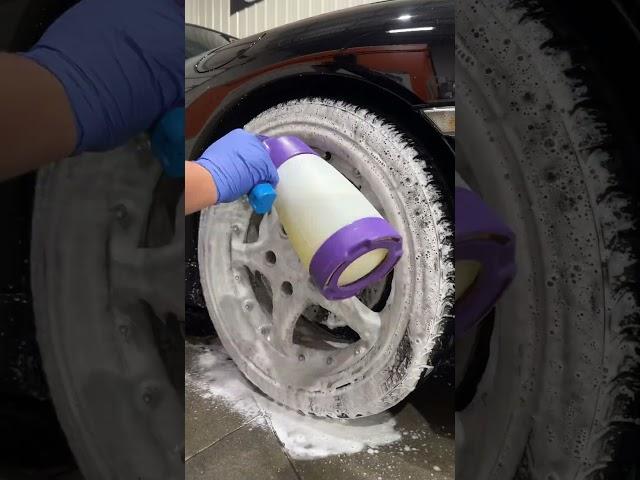 Cleaning Porsche wheel with Maniac Line Wheel And Tire Cleaner for safe and clean result!