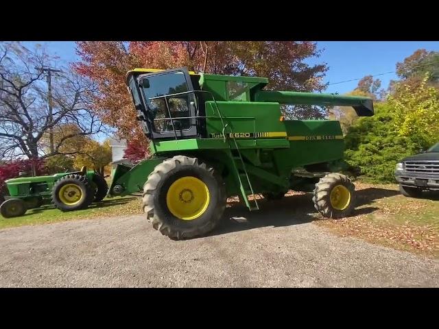 John Deere 6620 Harvests Soybeans