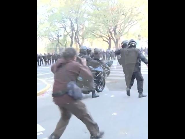 Enfrentamientos entre la policía y los manifestantes en la puerta del Congreso