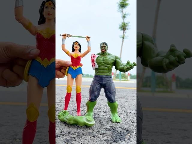 Wonder Woman's leg test with Hulk #marvel #spiderman