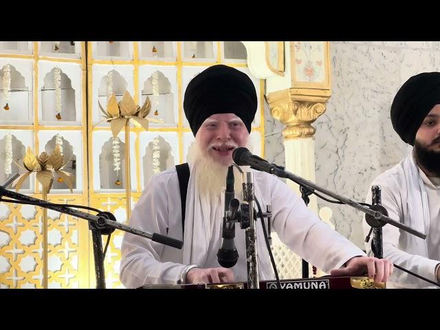 Sun yaar hamare sajar shabdad of Bhai navpreet singh ji at gurdwara dera sahib lahore Gurbani studio