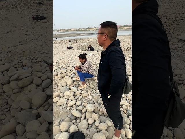 潘潘老师带大家看下新疆和田玉龙喀什河真实挖玉第一现场视频，不是说挖了几百几千遍了，他们为什么还在挖，到底是为什么？#和田玉籽料 #挖玉第一现场 #玉石魅力 #挖玉人 #玉文化 外地人可以去和田挖