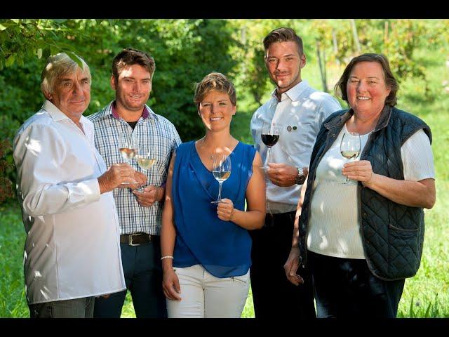 Öko-Weingut Schmalzried am Weinfest degustiert Helen Schmalzried die Samtrot Auslese.