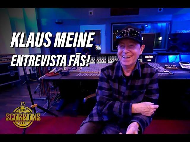 Klaus Meine "entrevista" os fãs e a equipe do Scorpions Brazil.