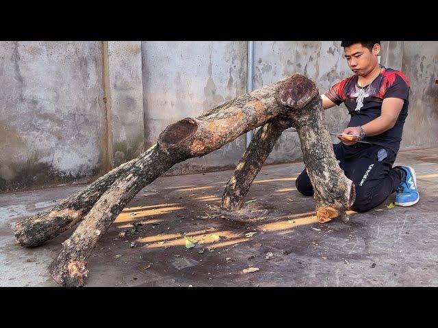 Building a Spectacular and Imposing Table from a Giant Tree Trunk : A Woodworking Feat