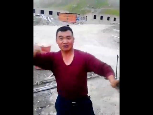 Китаец ба точики суруд мехона