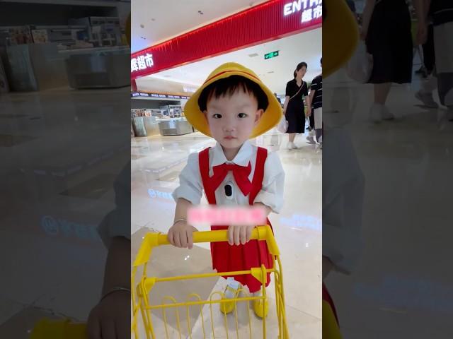 Toddler Completes Mom’s Shopping List… and Spreads Joy Along the Way! ️