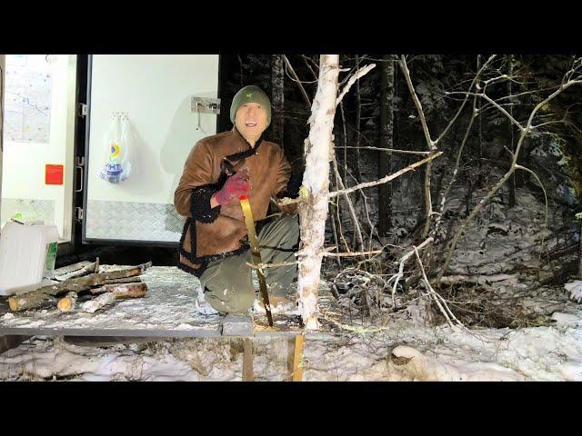 夫妻从中国自驾货车露营在西伯利亚原始森林，下整夜大雪，车厢里烧上柴火炉好暖和