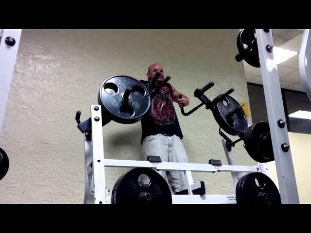 Hammer Strength High Pull/Shrug Machine.